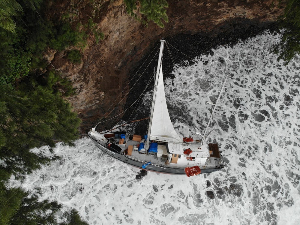 Responders Working to Move Grounded Fishing Vessel in Hilo Bay