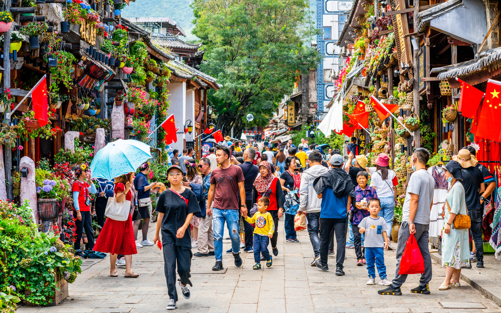 Chinas Golden Week Holiday Spending Dips in Latest Red Flag for Economy