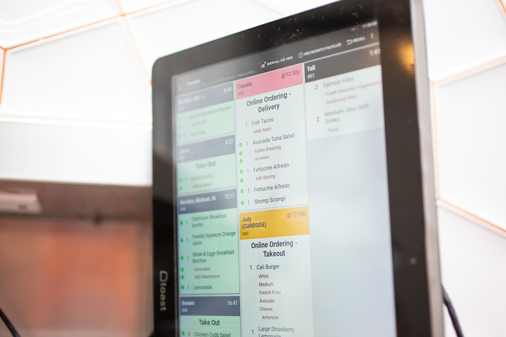 Restaurants Lean on Efficiency and AI to Protect Margins, Toast Survey Finds