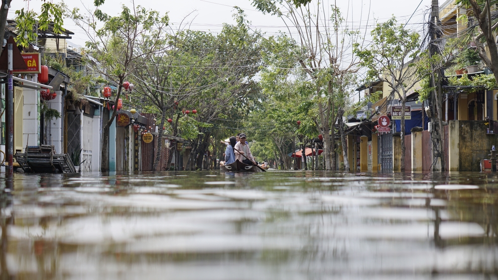 Severe Floods Displace Thousands in Thailand and Malaysia , at Least 8 Killed