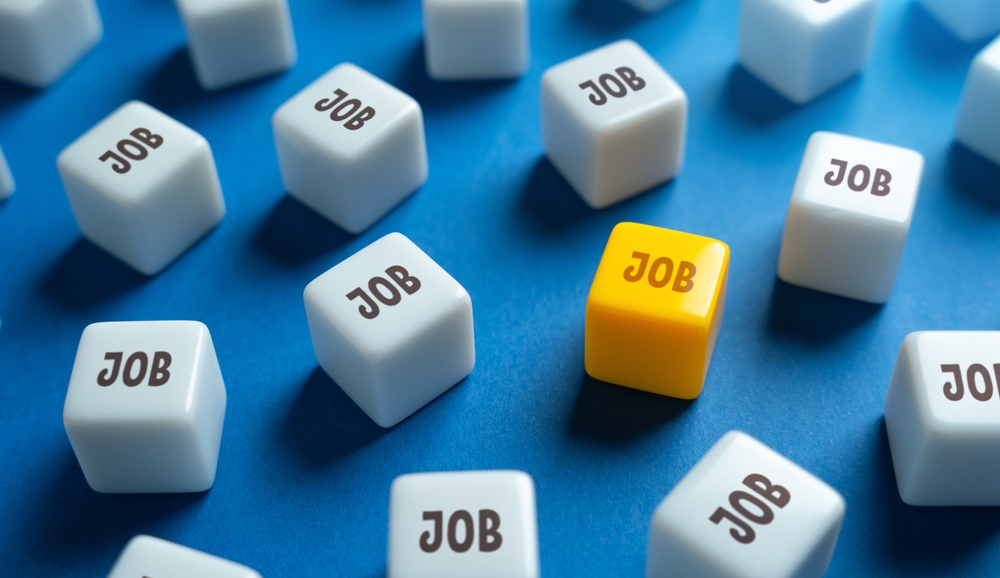 US Initial Jobless Claims Decline at Faster Pace Than Expected