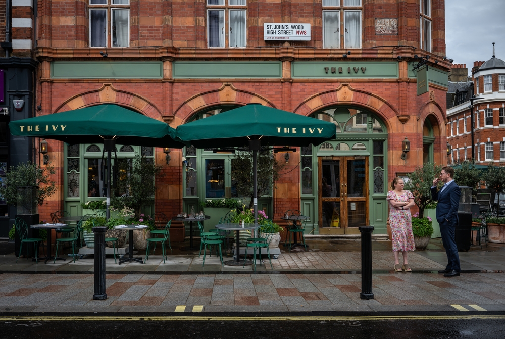 UK Consumers Cut Spending in December by Most Since 2021, Barclays Says