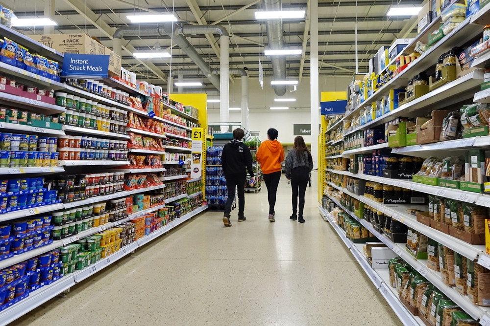 Britons Splurge on Food, Cut Back on Gifts as Retailers Warn of Tough 2026