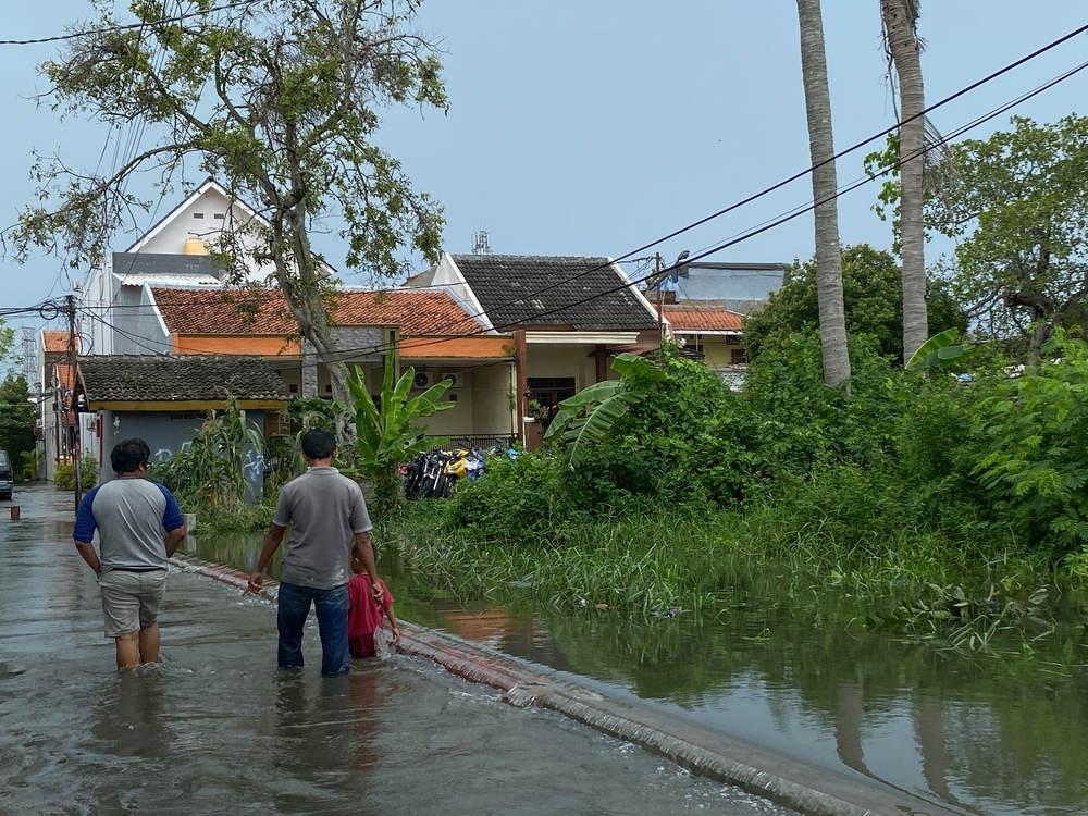 Indonesian Military Steps Up Relief Efforts for Flood-Hit Sumatra; Death Toll Above 860