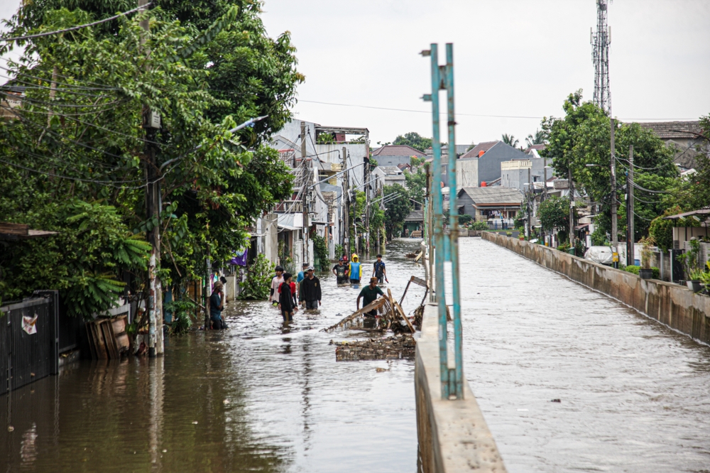 Flood-Hit Indonesian Regions Run Low on Fuel, Funds for Relief Effort